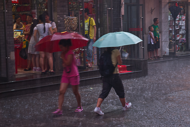 Lluvia en Pekin V – Cruce de paraguas