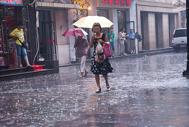 Lluvia en Pekin VIII – De compras lloviendo